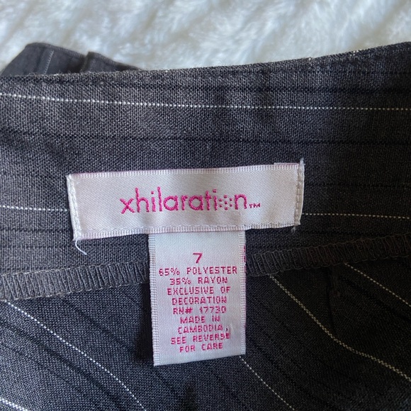 Black and Gray Pinstriped Mini Skirt, pleated mini skirt - Picture 5 of 7